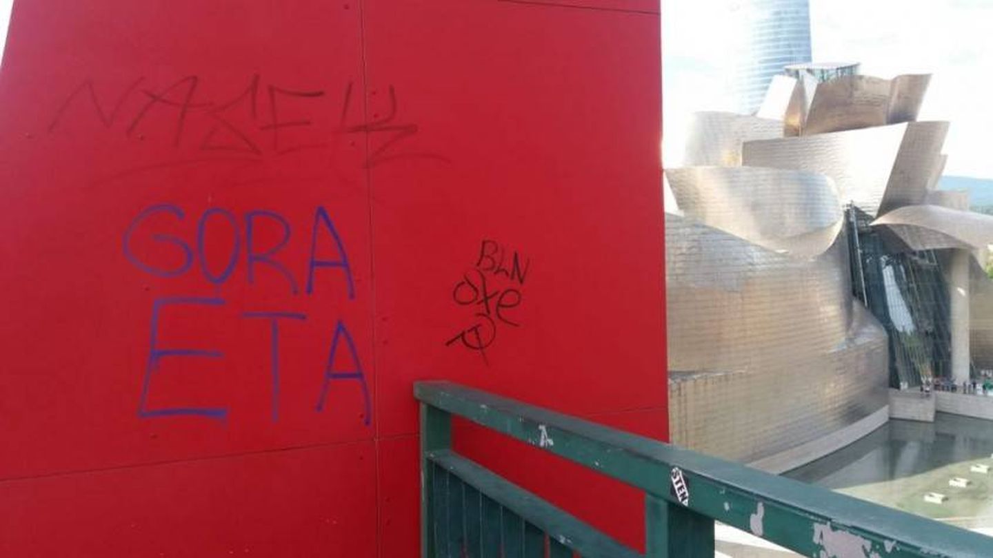 Pintada de apoyo a ETA aparecida en septiembre junto al puente de La Salve en Bilbao, con el Guggenheim al fondo. (O.R.)