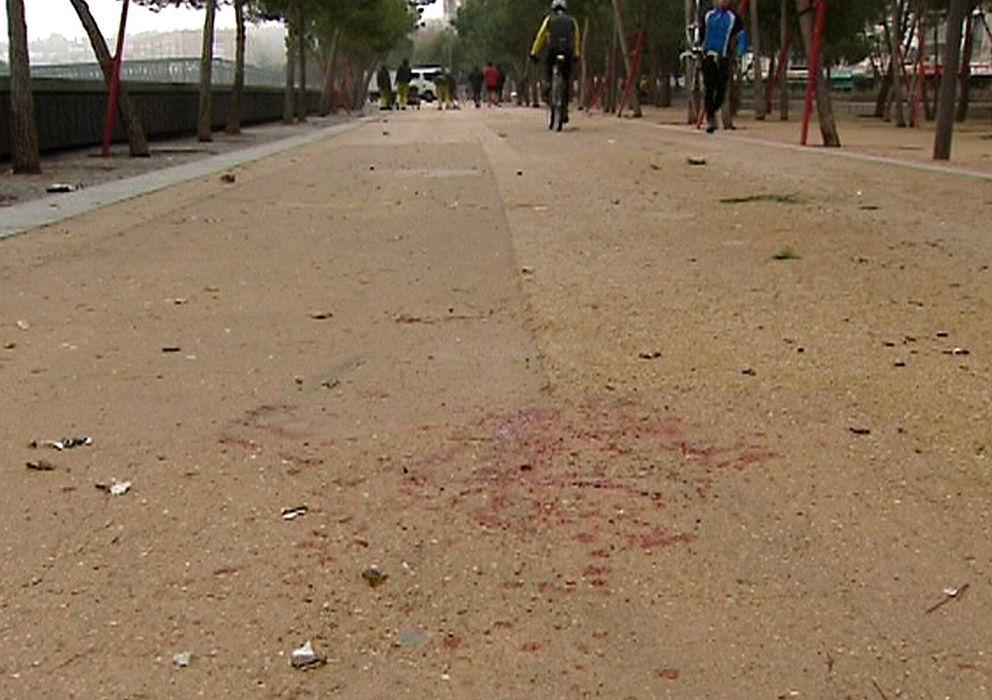 Foto: Rastros de sangre en Madrid Río después de la violenta pelea entre ultras del Atlético y el Deportivo de la Coruña.