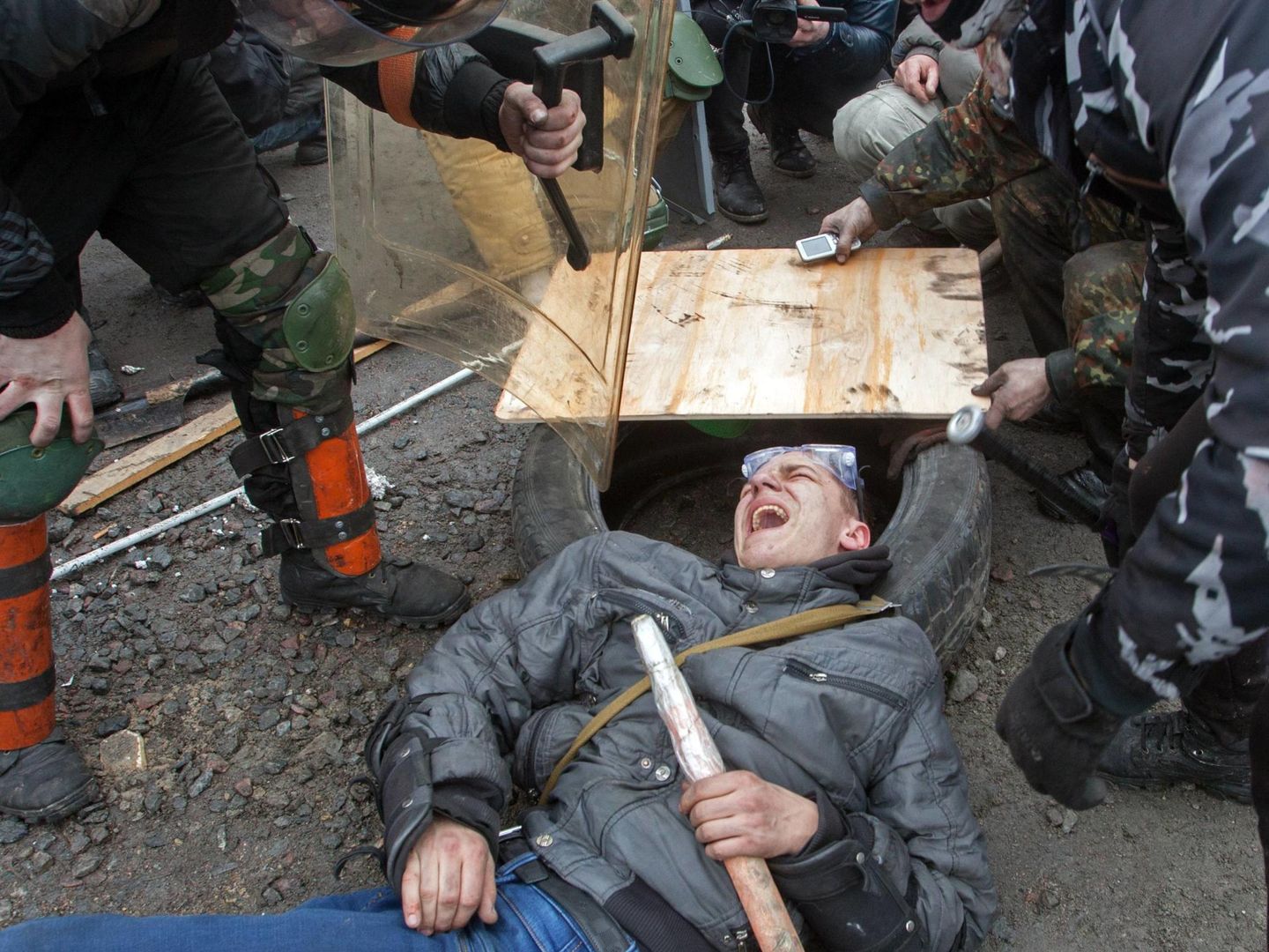Un manifestante herido entre sus compañeros en la plaza de la Independencia (Reuters). 