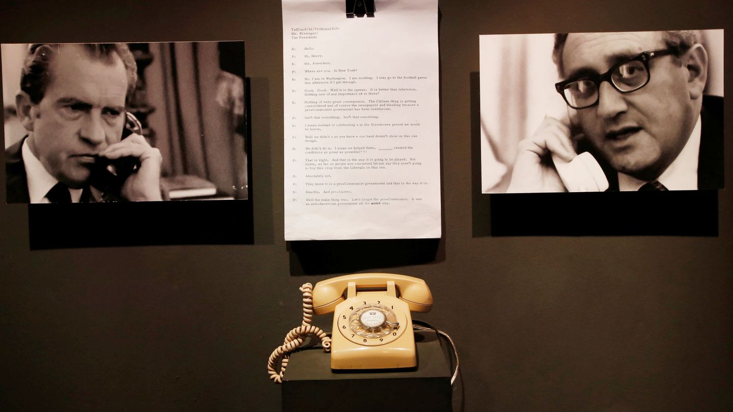 Transcripción de una conversación de 1973 entre Nixon (d) y Henri Kissinger (i), junto al teléfono empleado, en un museo en Chile. (Reuters)