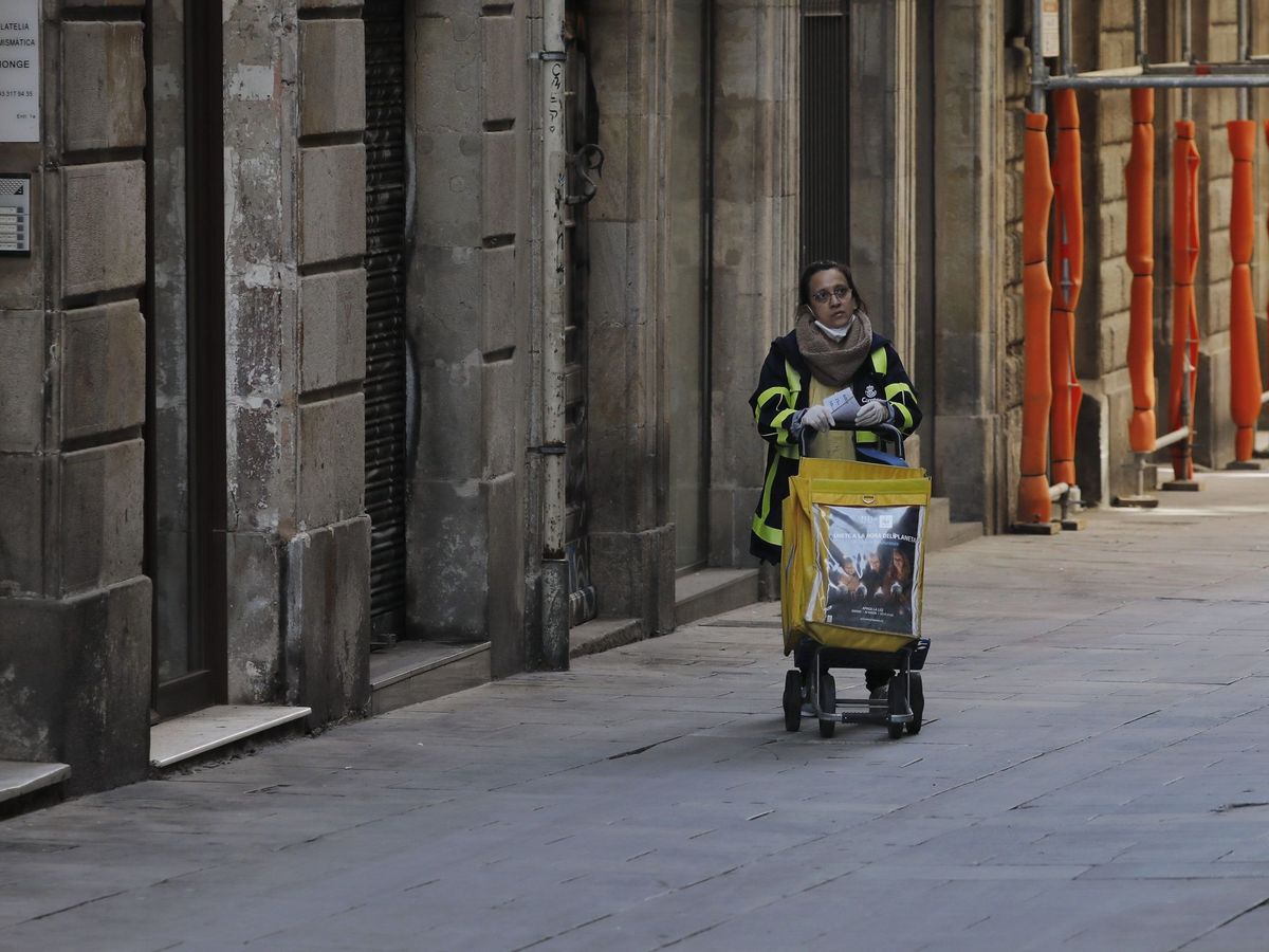 Foto: Una repartidora de Correos. (EFE/Andreu Dalmau)