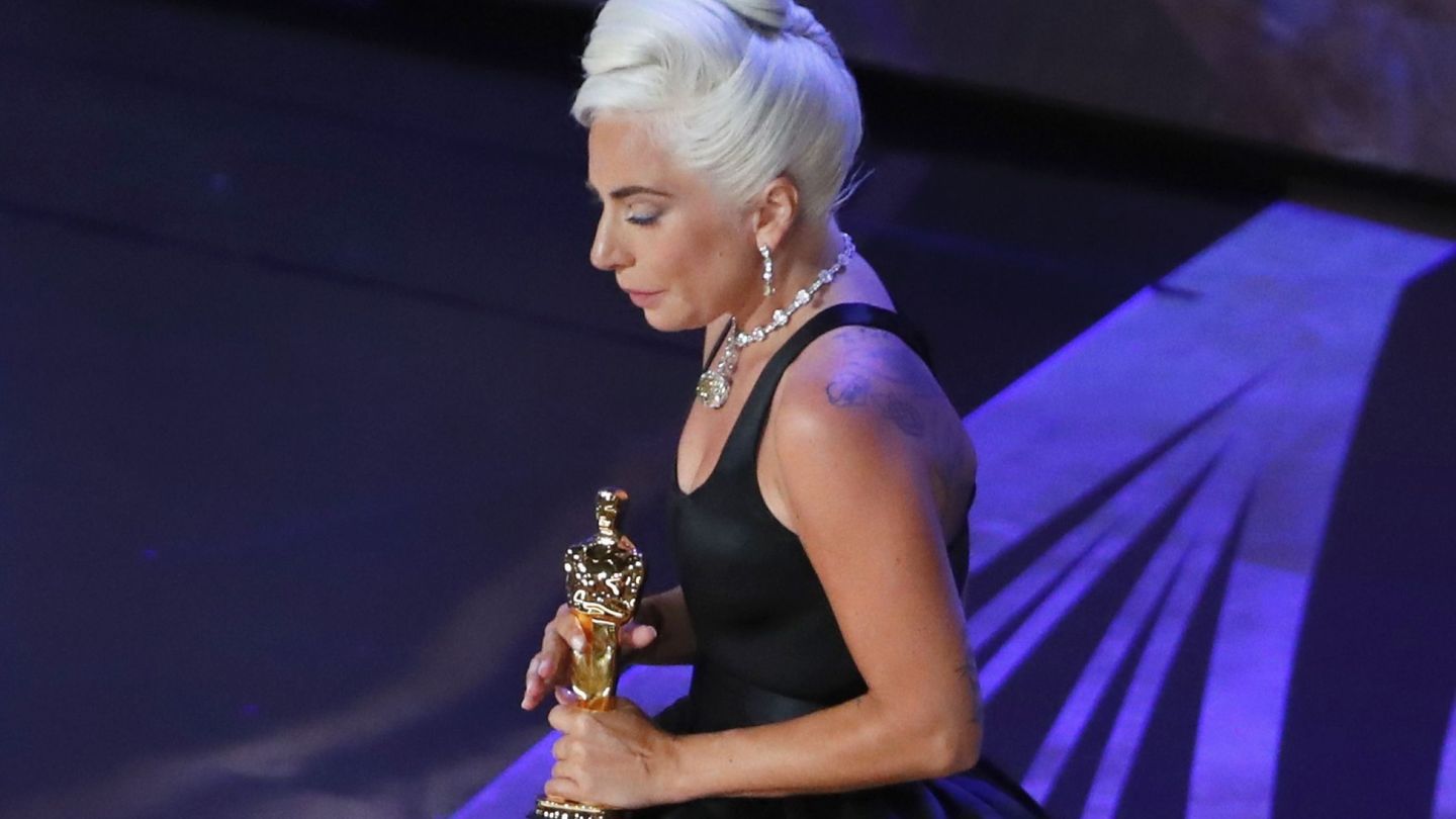 Lady Gaga llora al recoger su estatuilla a mejor canción por 'Shallow'. (Reuters)