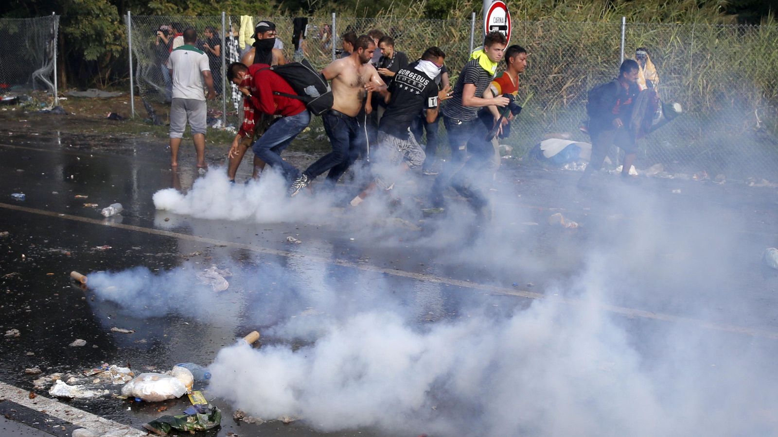 Foto: La Policía húngara ha dispersado a los refugiados con gas pimienta (Reuters)