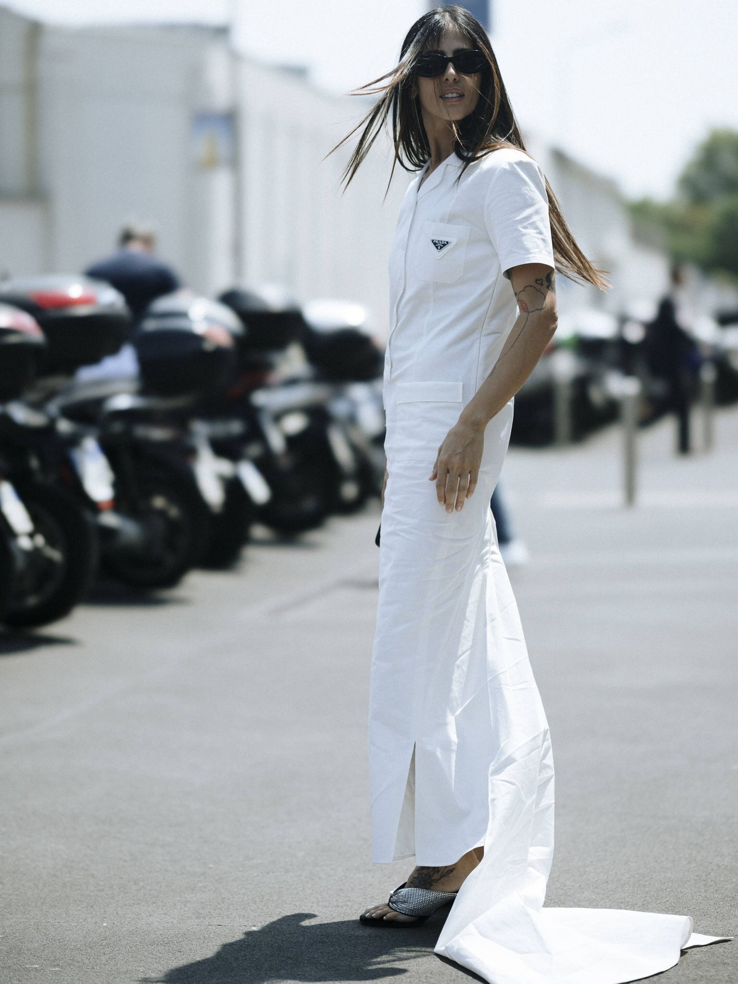 Gilda Ambrosio, con vestido blanco de Prada. (Launchmetrics Spotlight)