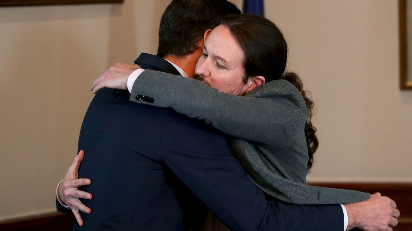Sánchez e Iglesias se abrazan. (Reuters)