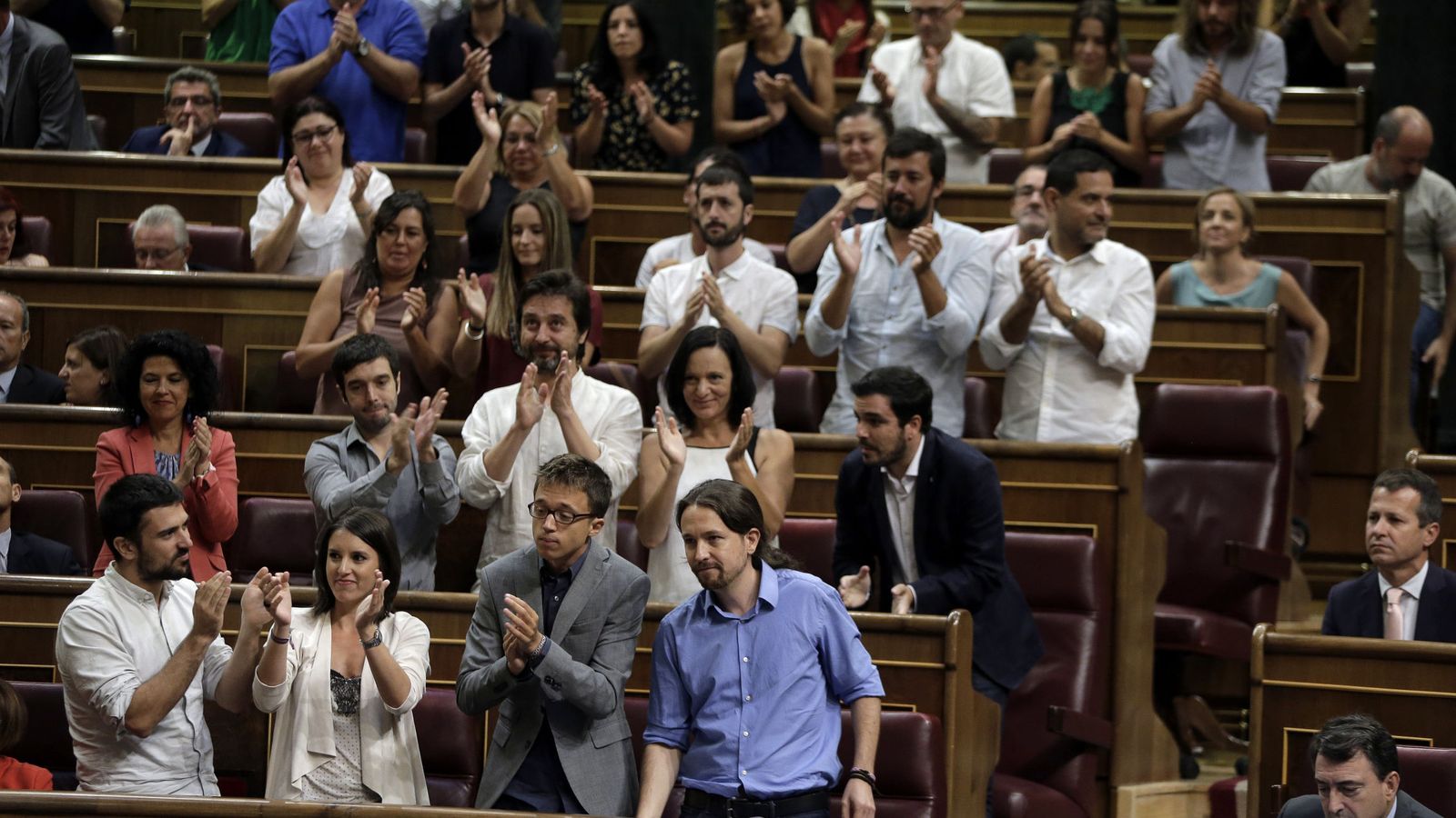 Foto: Foto de archivo de los diputados de Unidos Podemos aplaudiendo en el Congreso. (EFE)