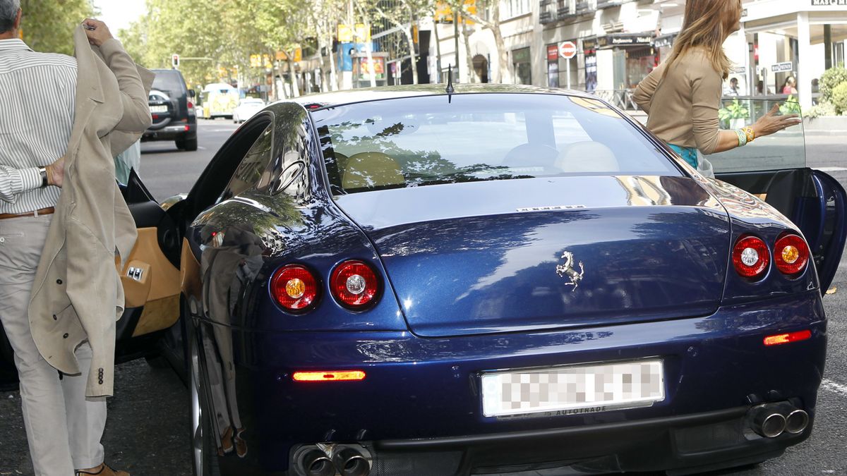 Javier Merino, multado por aparcar su Ferrari en doble fila