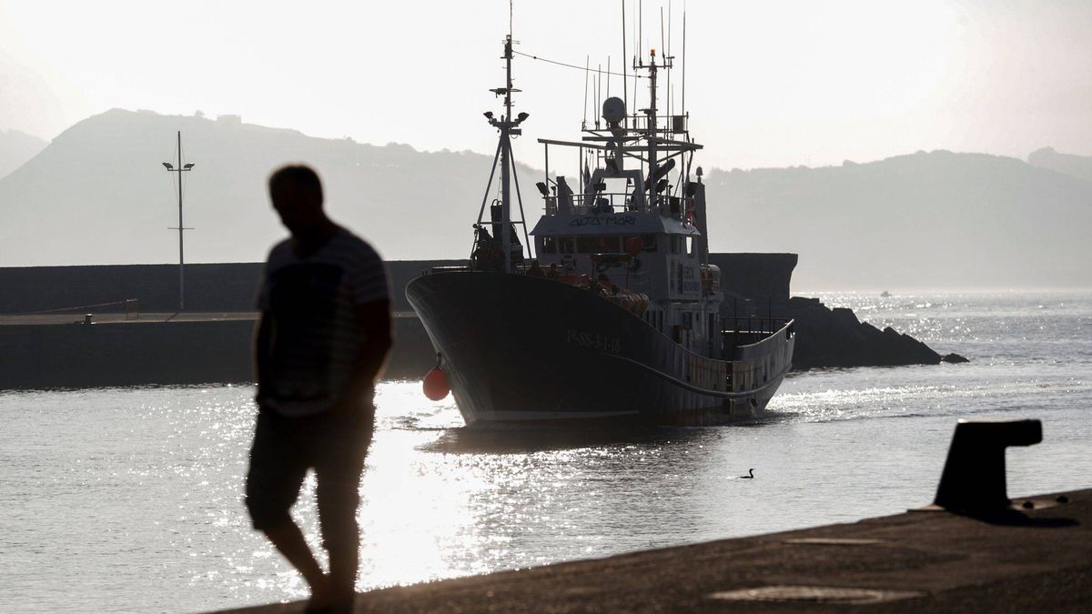 El barco hundido en A Coruña volcó al salir del puerto tras golpearse contra un muro 