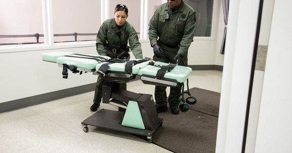Foto: Fotografía cedida por el Departamento de Correcciones y Rehabilitación de California (CDCR) donde aparecen dos oficiales retirando la camilla de las ejecuciones. (efe)