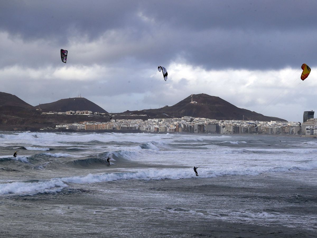 Foto: Una borrasca se aproxima a las islas dando un episodio de lluvias y vientos intensos en el archipiélago. (EFE/Elvira Urquijo)
