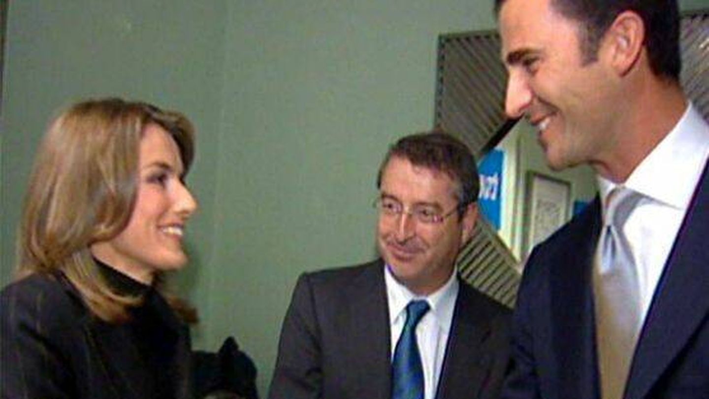 Felipe y Letizia, saludándose en los Premios Príncipe de Asturias 2003. (RTVE)