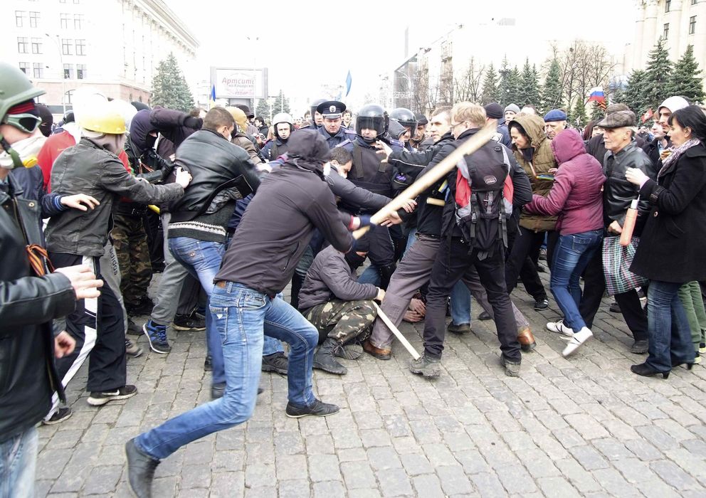 Foto: Manifestantes prorrusos se enfrentan a proucranianos en la ciudad de Kharkiv (Reuters).