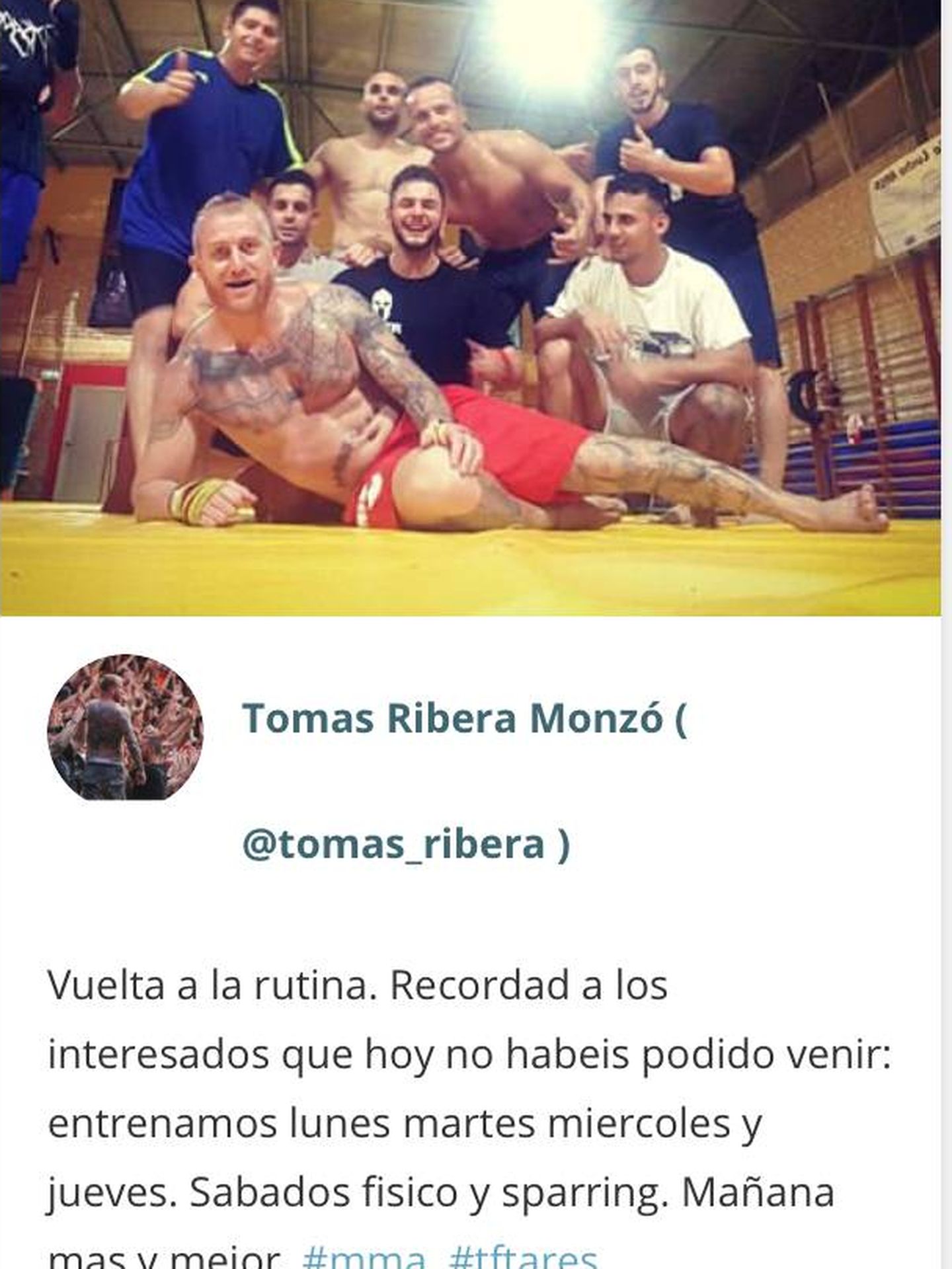 Tumbado con sus amigos de gimnasio, Tomás Ribera, uno de los líderes Yomus en Mestalla.