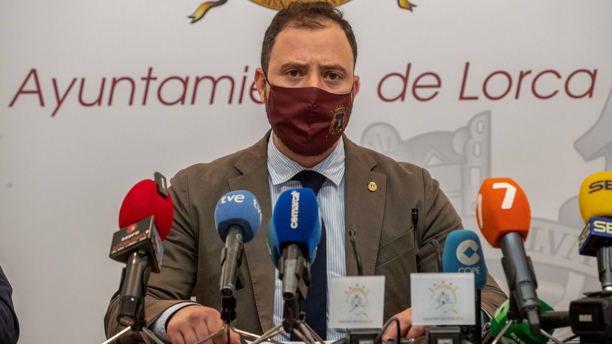 El exvicealcalde de Lorca se atrinchera en su despacho tras ser cesado
