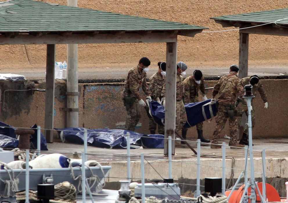 Foto: Imagen de las labores de recuperación de cadáveres frente a la isla italiana de Lampedusa (Efe).