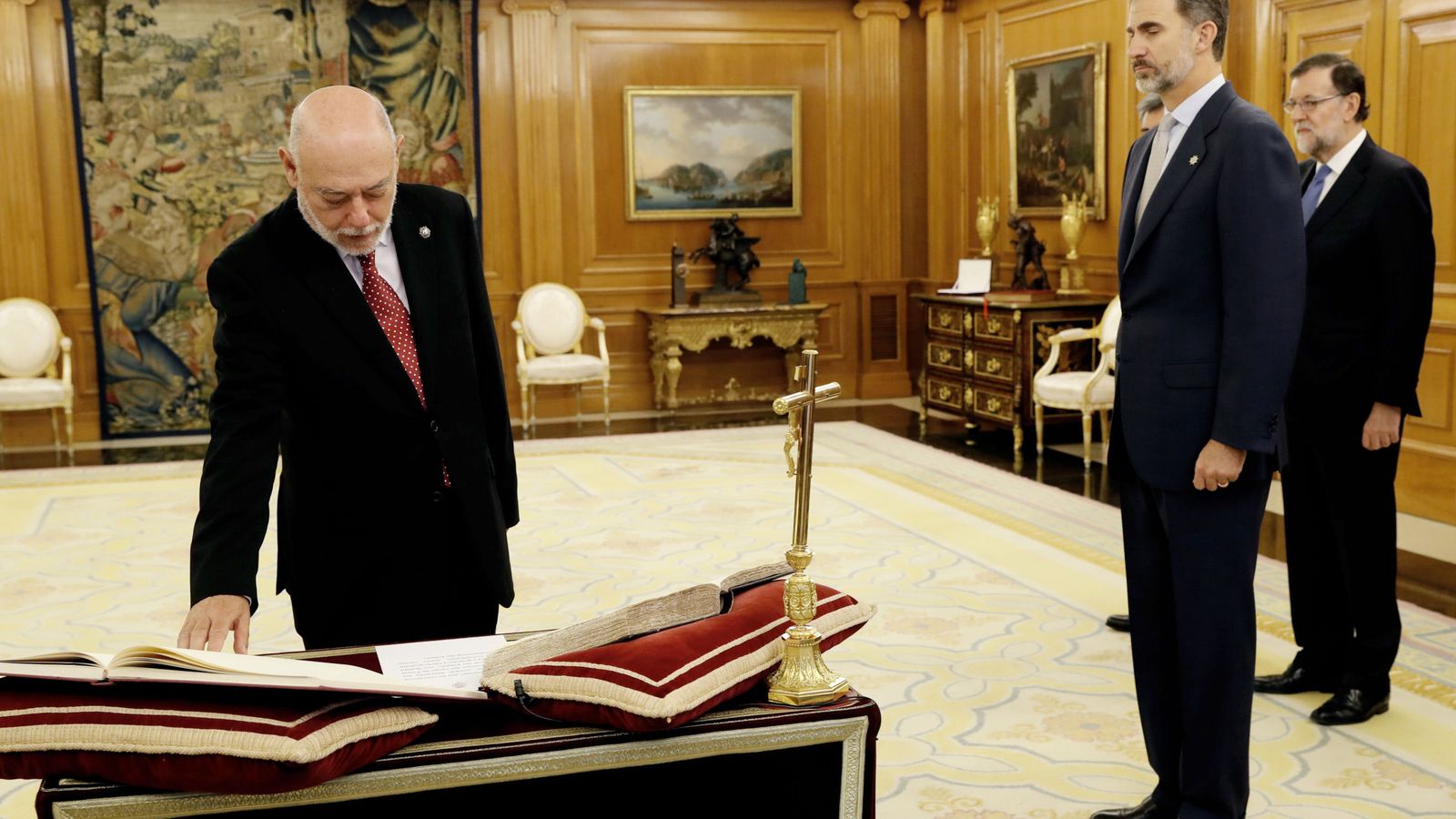 Foto: El nuevo fiscal general del Estado promete su cargo ante el Rey. (EFE)