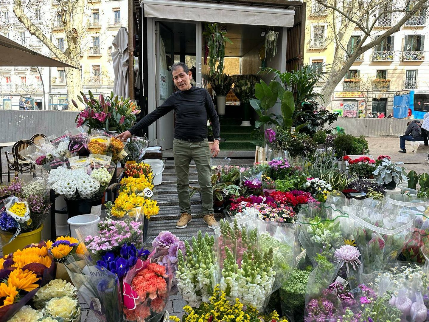 Jorge Guerra, un florista madrileño delante de su puesto de Antón Martín. (Cedida)