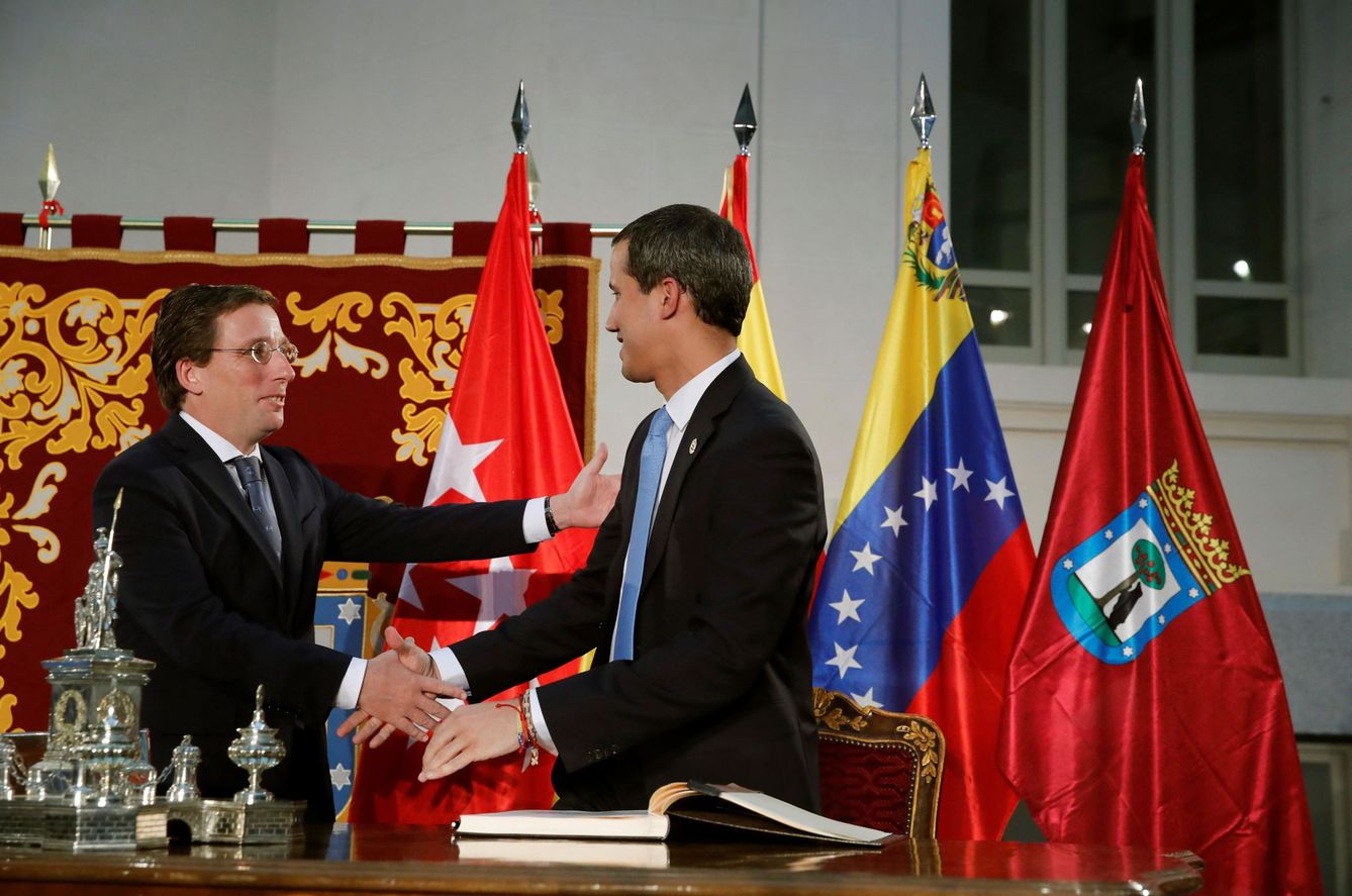 El presidente encargado de Venezuela, Juan Guaidó (d), junto al alcalde de Madrid, José Luis Martínez-Almeida (i). (EFE)