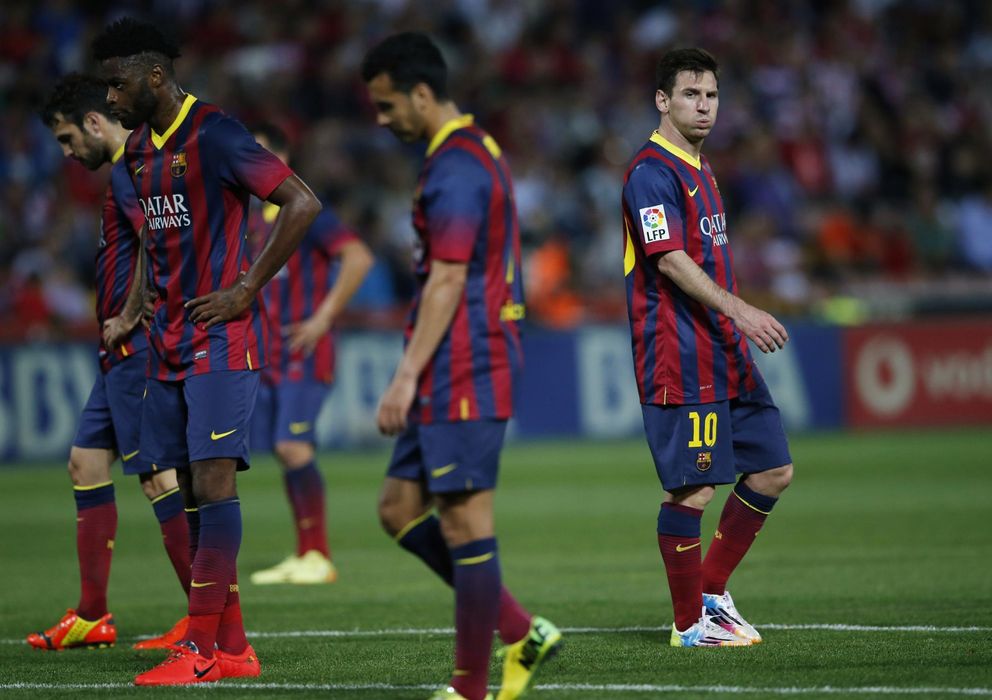 Foto: Varios jugadores del Barcelona, hundidos tras perder en Granada (Reuters)