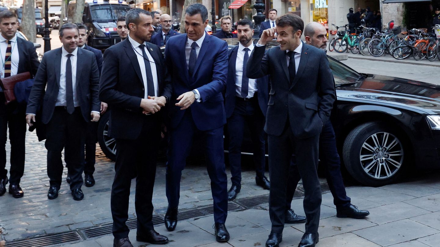 Pedro Sánchez y Emmanuel Macron a su llegada al Museo Picasso  tras finalizar la cumbre bilateral entre España y Francia celebrada en Barcelona en enero pasado. REUTERS / Albert Ge