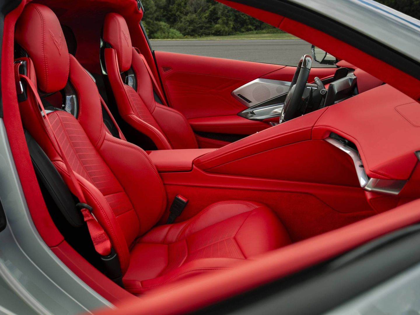 Para el interior se ofrecen siete colores básicos (las posibilidades bajo pedido son miles), tres tipos de asiento y hasta seis diferentes cinturones de seguridad.