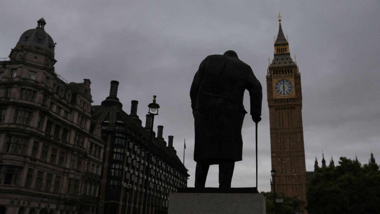 Estatua de Winston Churchill enfrente del Big Ben. (Reuters/Phil Noble)