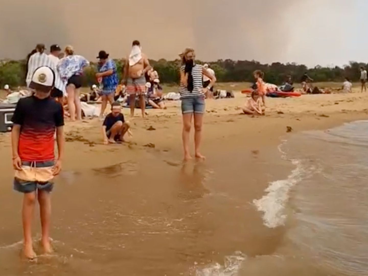 Evacuados en la playa. (Reuters)