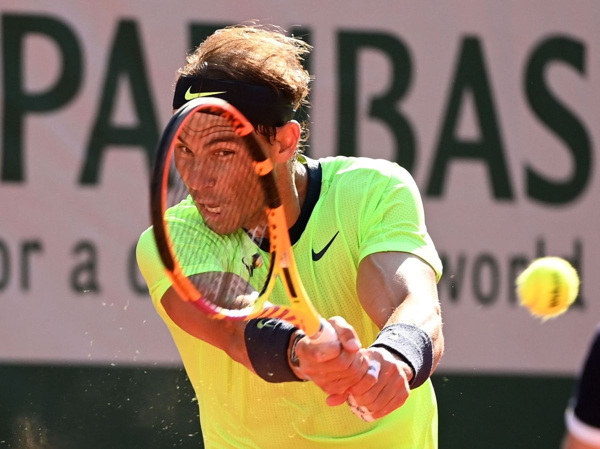 Foto: Rafa Nadal golpea una bola en Roland Garros. (EFE)