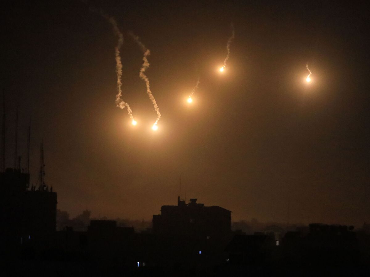 Foto: Bengalas disparadas por Israel iluminan el cielo de la ciudad de Gaza. (Europa Press/Mohammed Hazem)