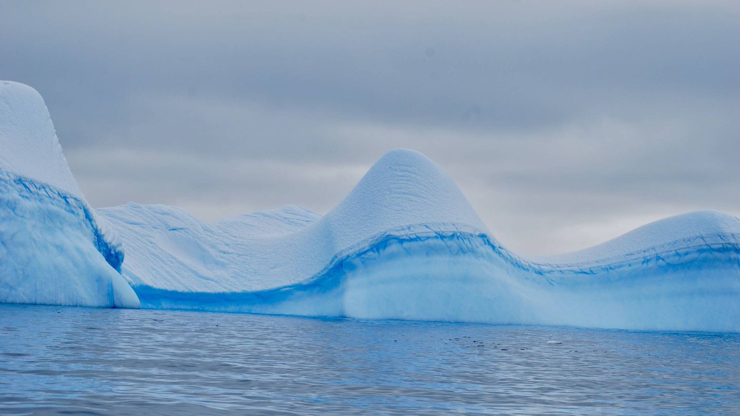 Icebergs al paso del MS Island Sky. (La autora de la fotografía es Anna Ferré-Mateu, astrofísica española en el Instituto de Astrofísica de Canarias y miembro de la expedición Homeward Bound)