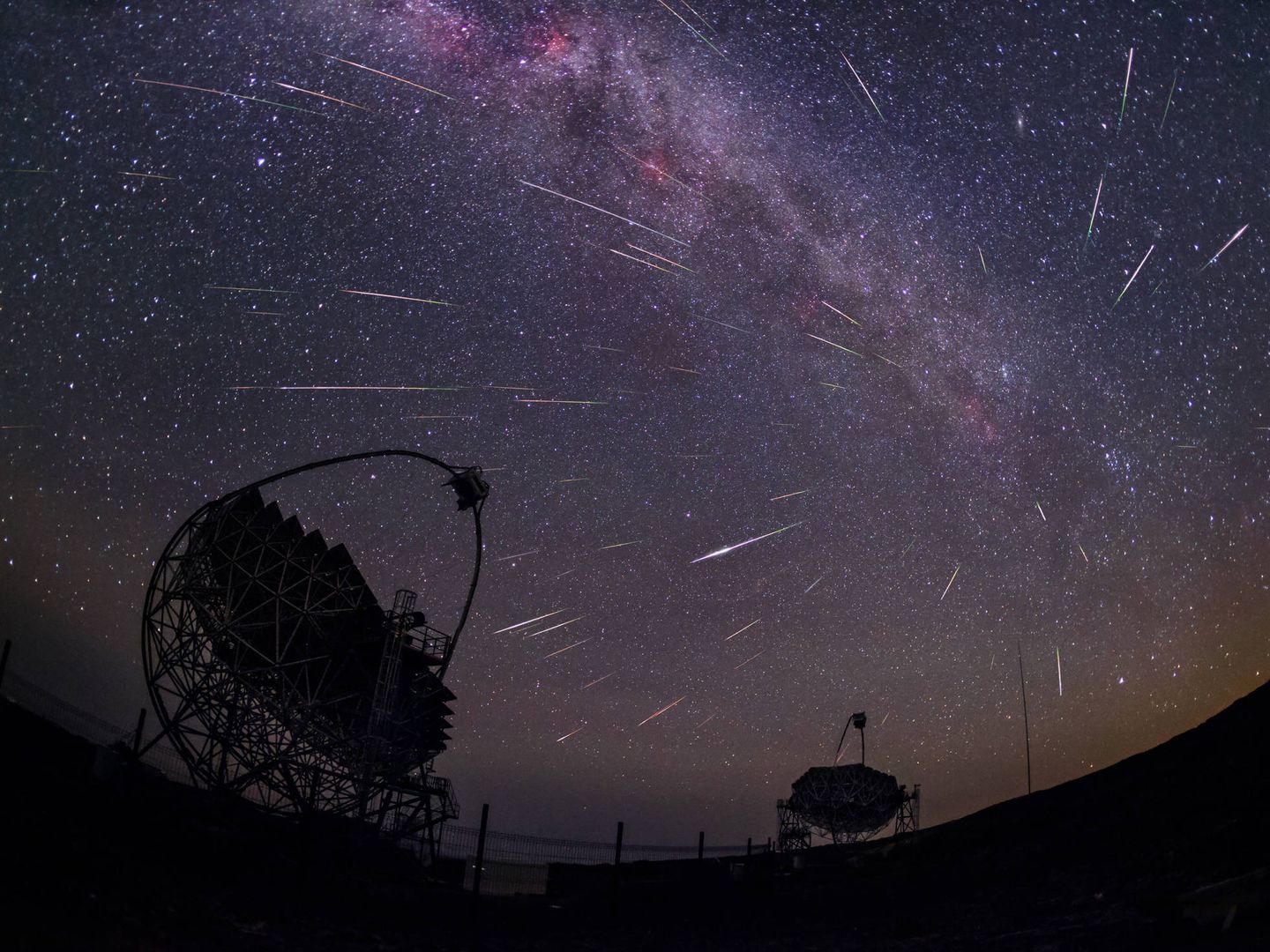 Los telescopios MAGIC de La Palma en una noche de lluvia de estrellas. (Foto: Daniel López, IAC)