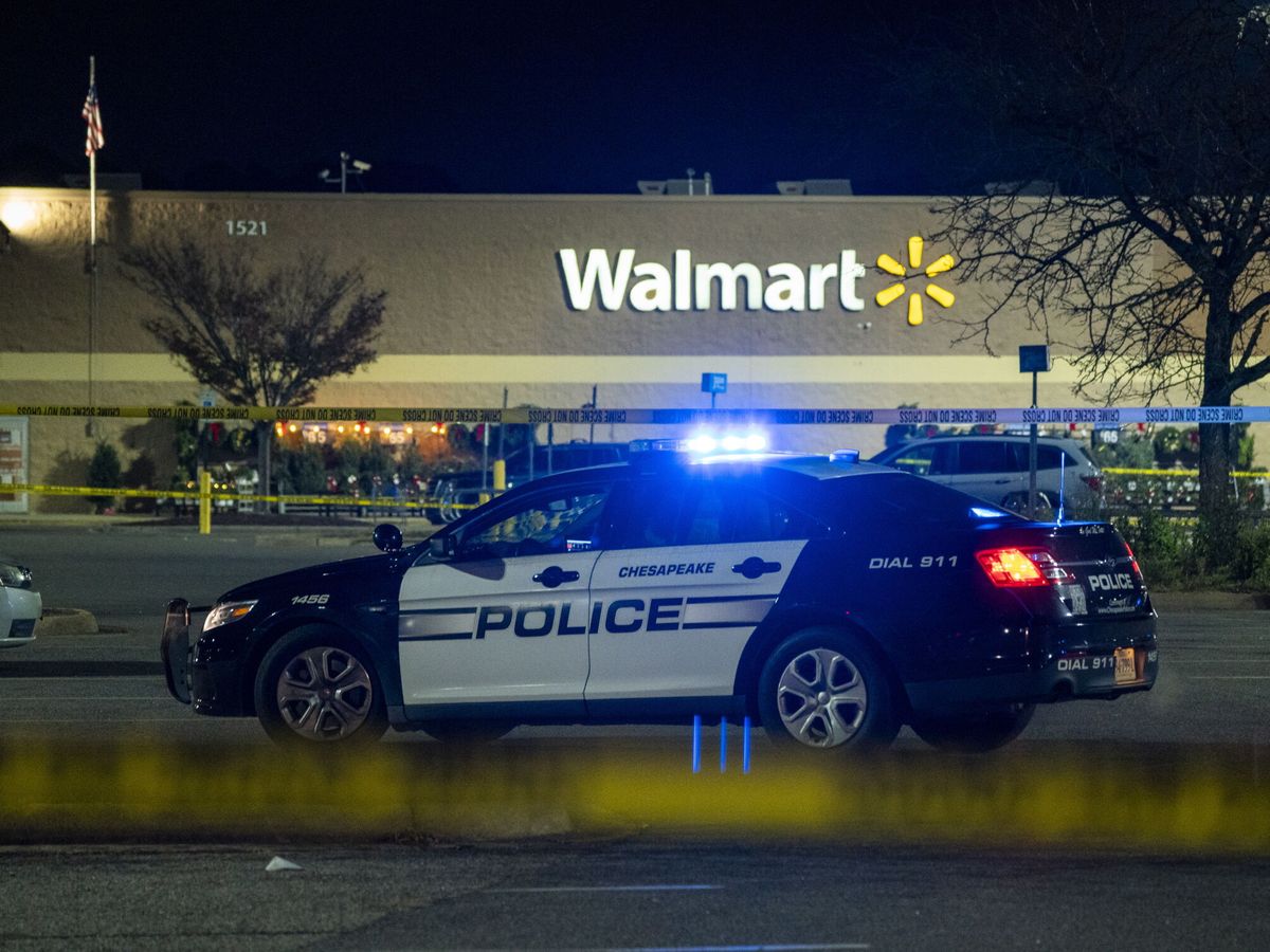 Foto: Coche de policía junto a un supermercado de Walmart. (EFE/Shawn Thew)