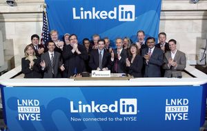 LinkedIn juega mejor en la sombra: gana la partida bursátil a Facebook y Twitter