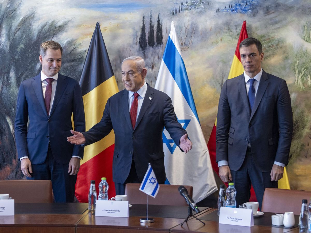 Foto: El presidente del Gobierno, Pedro Sánchez (d), el primer ministro israelí, Benjamin Netanyahu (c) y el primer ministro belga, Alexander De Croo, en Jerusalén esta mañana. (Europa Press/DPA/Pool)
