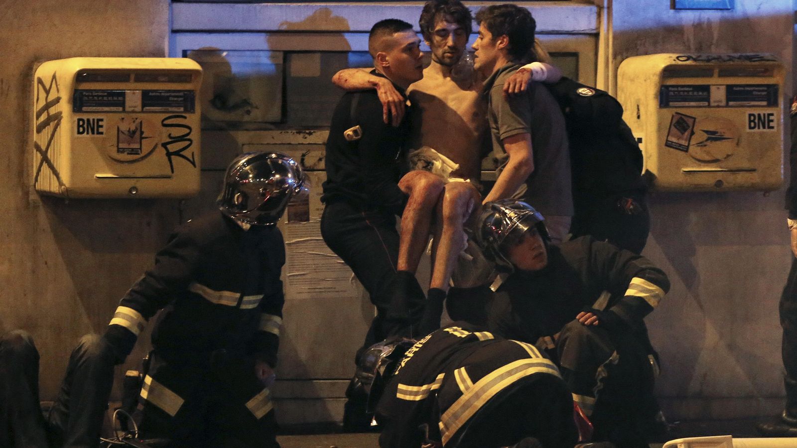 Foto: Un herido es trasladado por los servicios de emergencias (Reuters)