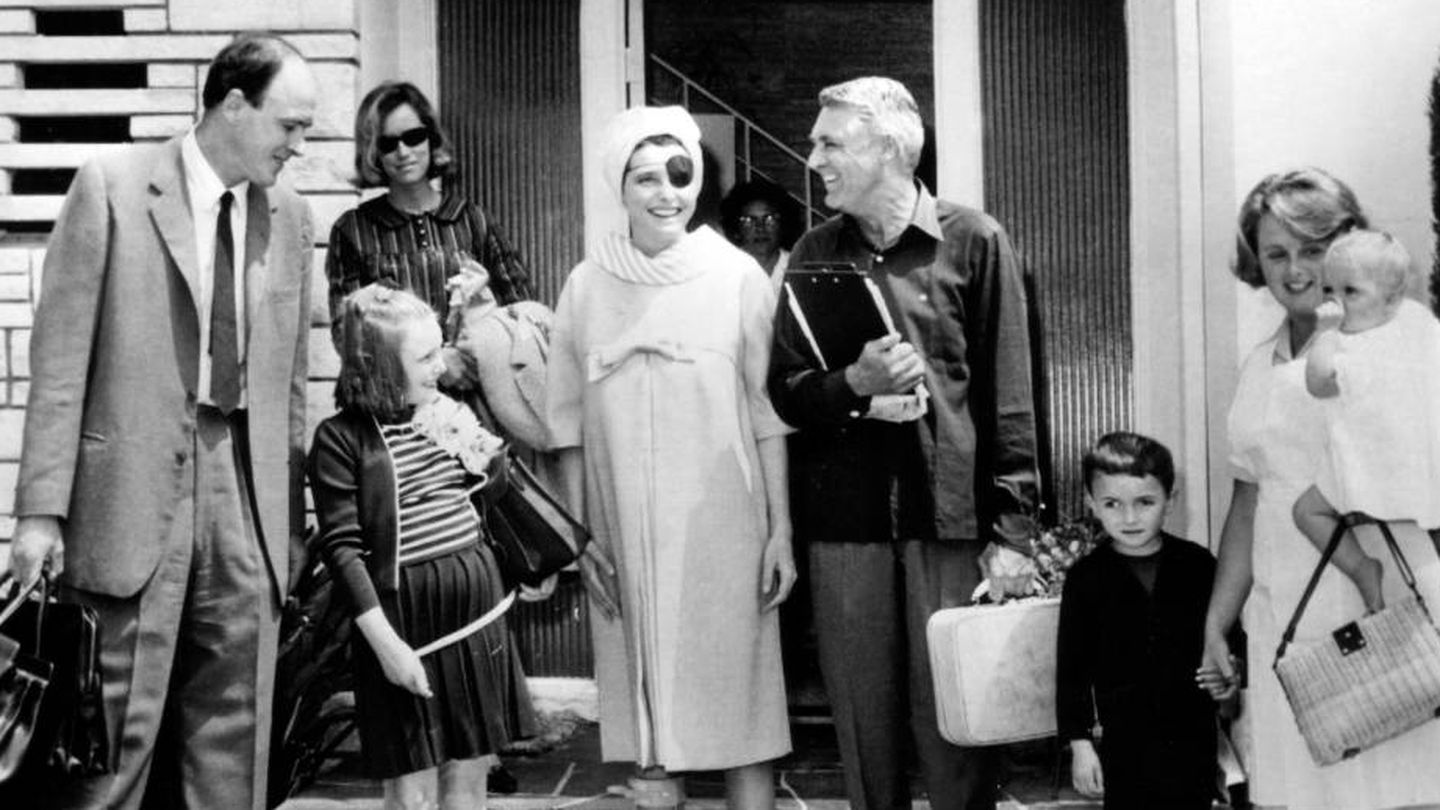 Patricia Neal, con parche en el ojo, rodeada de su marido y Cary Grant tras superar su enfermedad.(CP)