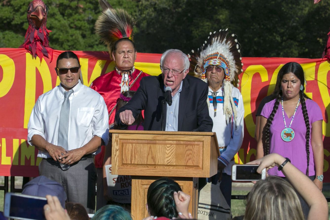 Bernie Sanders habla durante una manifestación en contra de la construcción de un oleoducto en tierras consideradas sagradas para los indios en Dakota del Norte (EFE)
