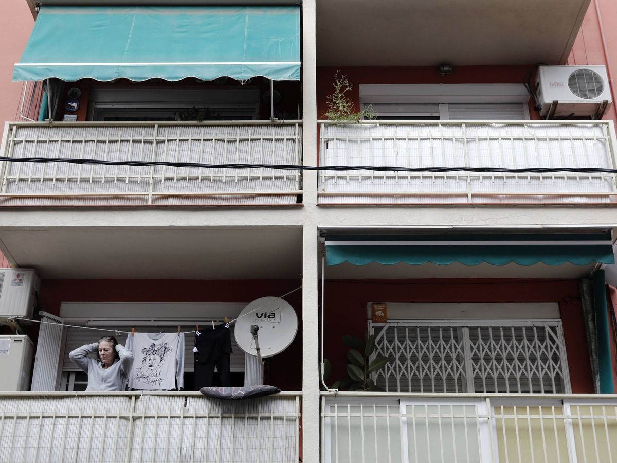 Foto: El edificio donde han aparecido la mujer y dos niños sin vida en El Prat. (EFE/Andreu Dalmau)