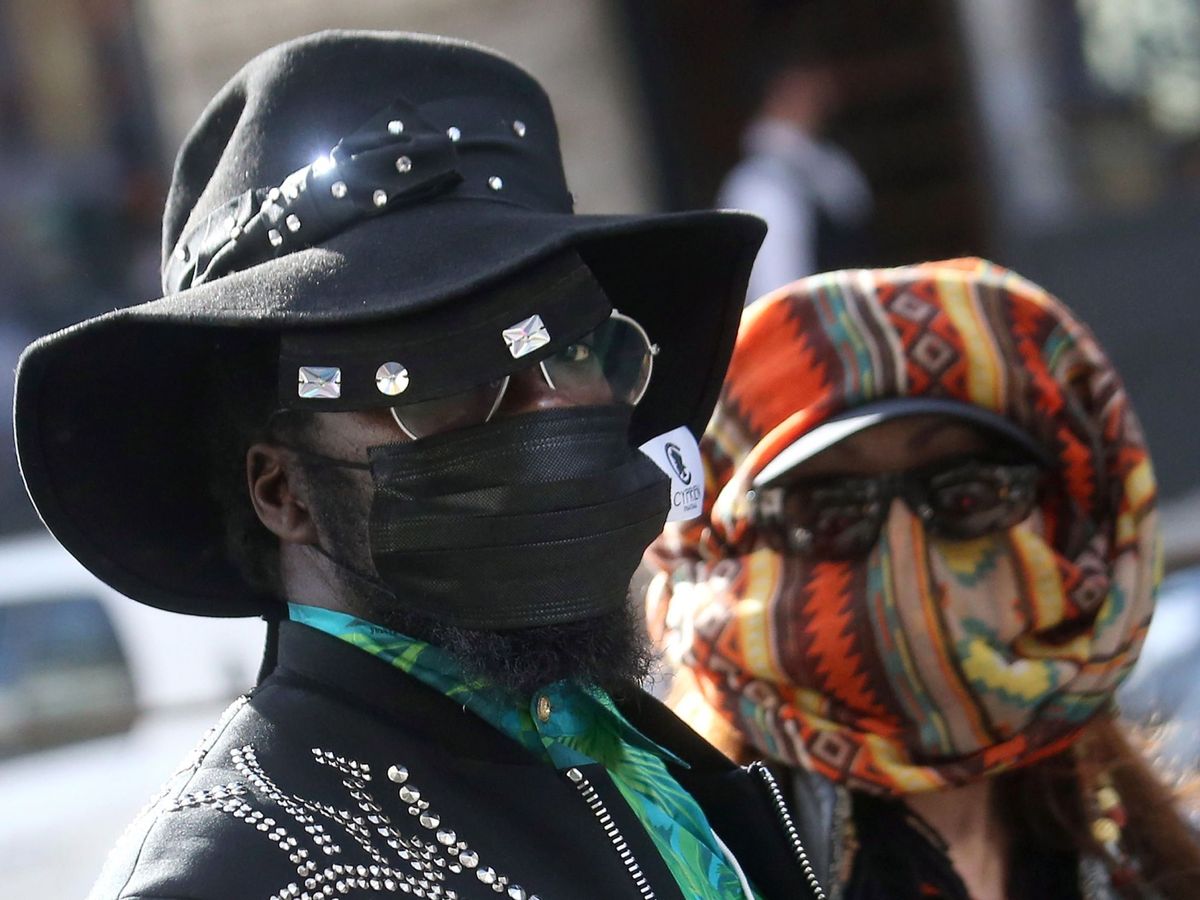 Foto: Una pareja luce máscaras sanitarias faciales para protegerse del coronavirus. (EFE)