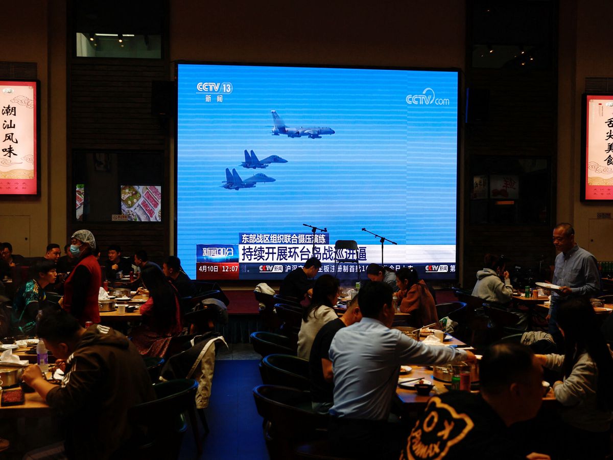 Foto: Imágenes de las maniobras chinas en un restaurante de Pekín. (Reuters/Tingshu Wang)