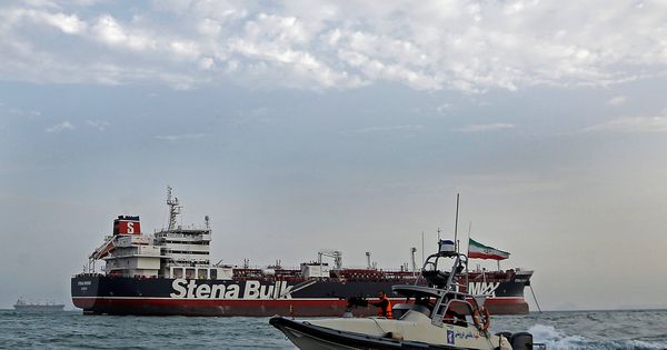 Foto: Una lancha de la Guardia Revolucionaria Iraní cerca del barco británico capturado Stena Impero. (Reuters)