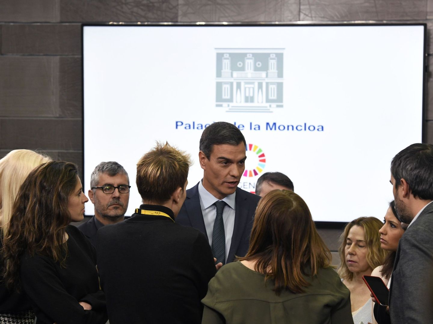 Pedro Sánchez conversa con los periodistas tras su comparecencia de este sábado en la Moncloa. (EFE)