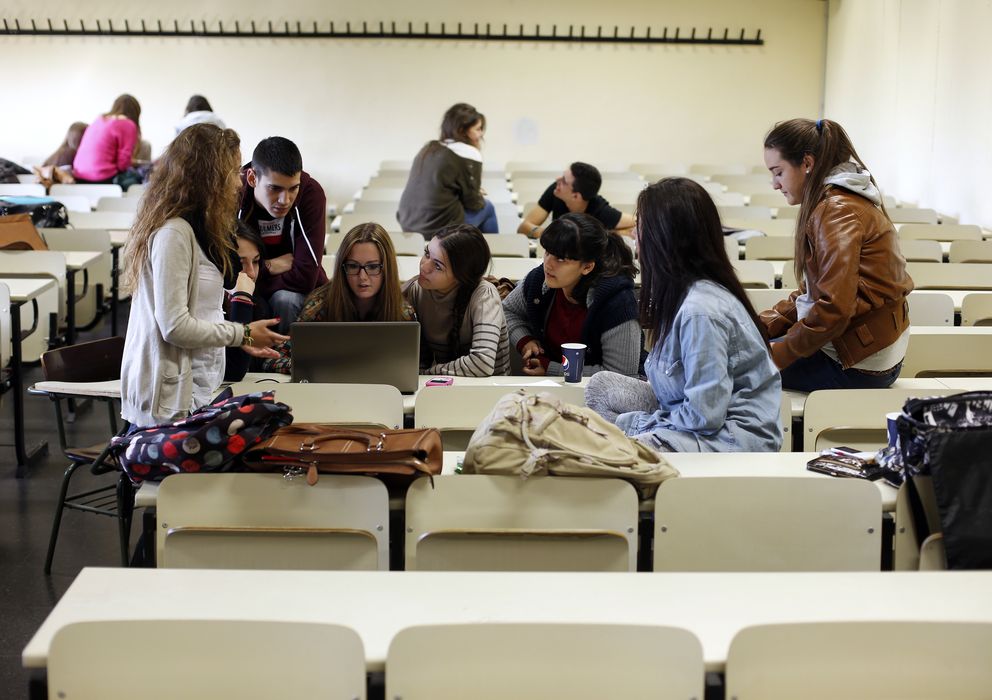 Foto: Un grupo de estudiantes charla en un aula de la Universidad Complutense. (Reuters)