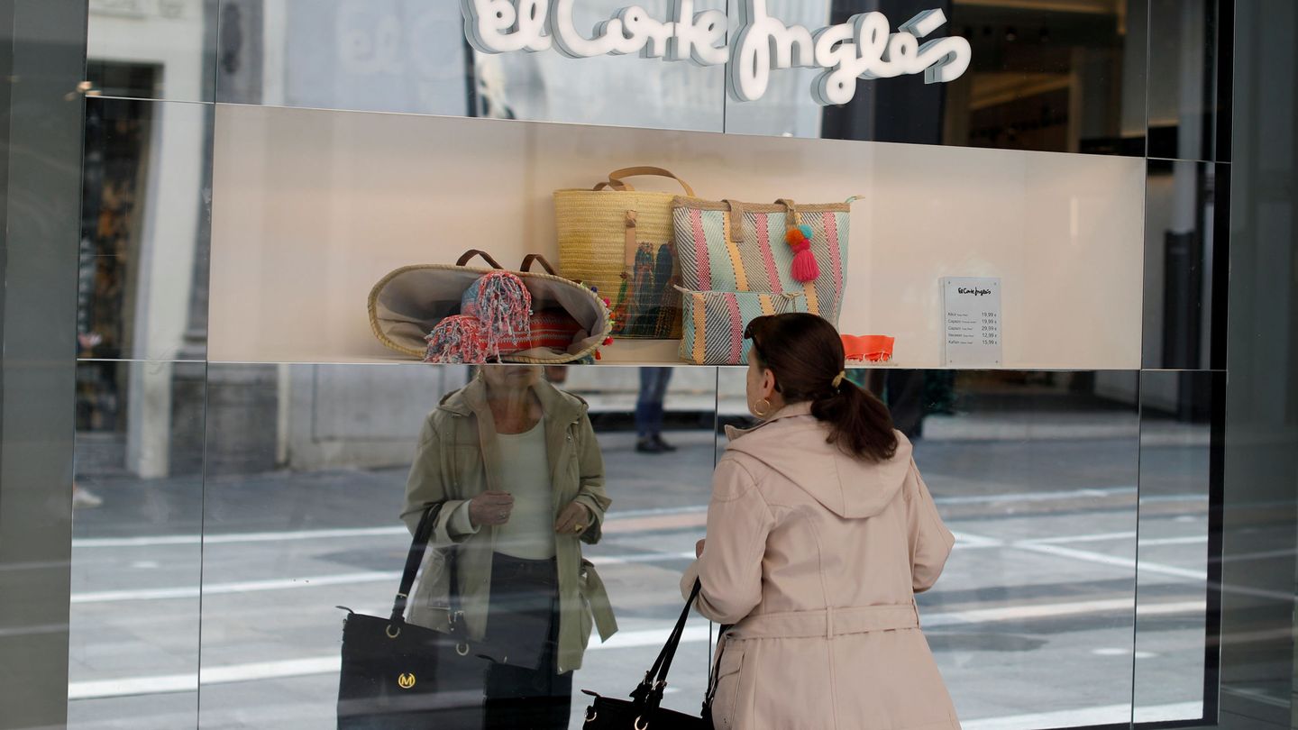 Una mujer mira un escaparate en una tienda de El Corte Inglés. (EFE)