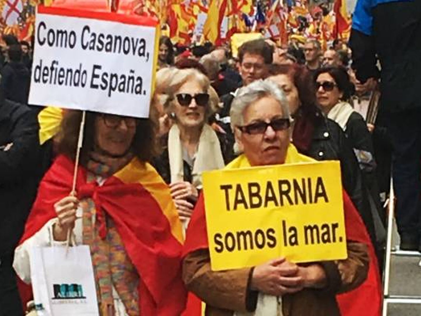 Lemas y carteles de todo tipo en la manifestación de Tabarnia. (Antonio Fernández)