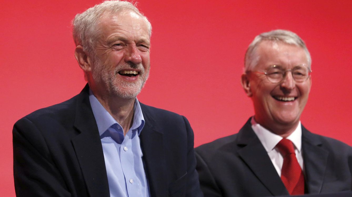 Foto: El líder laborista, Jeremy Corbyn, junto a uno de sus compañeros que ha dimitido, Hilary Ben. (Reuters)