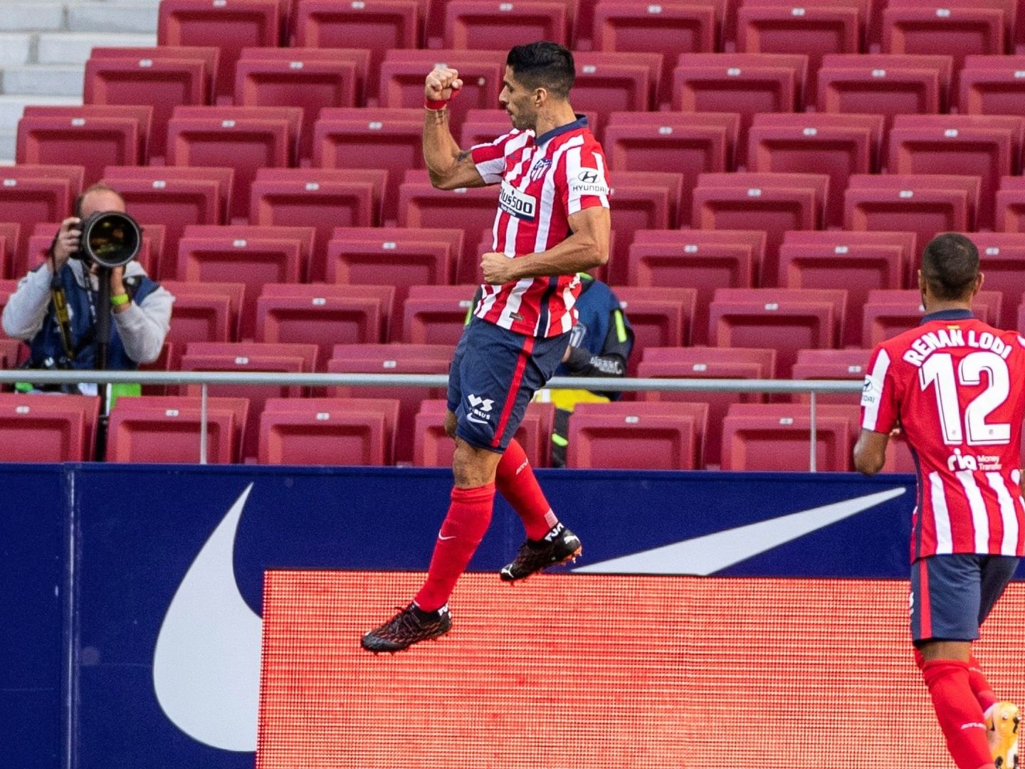 Luis Suárez celebra su primer gol. (Efe)