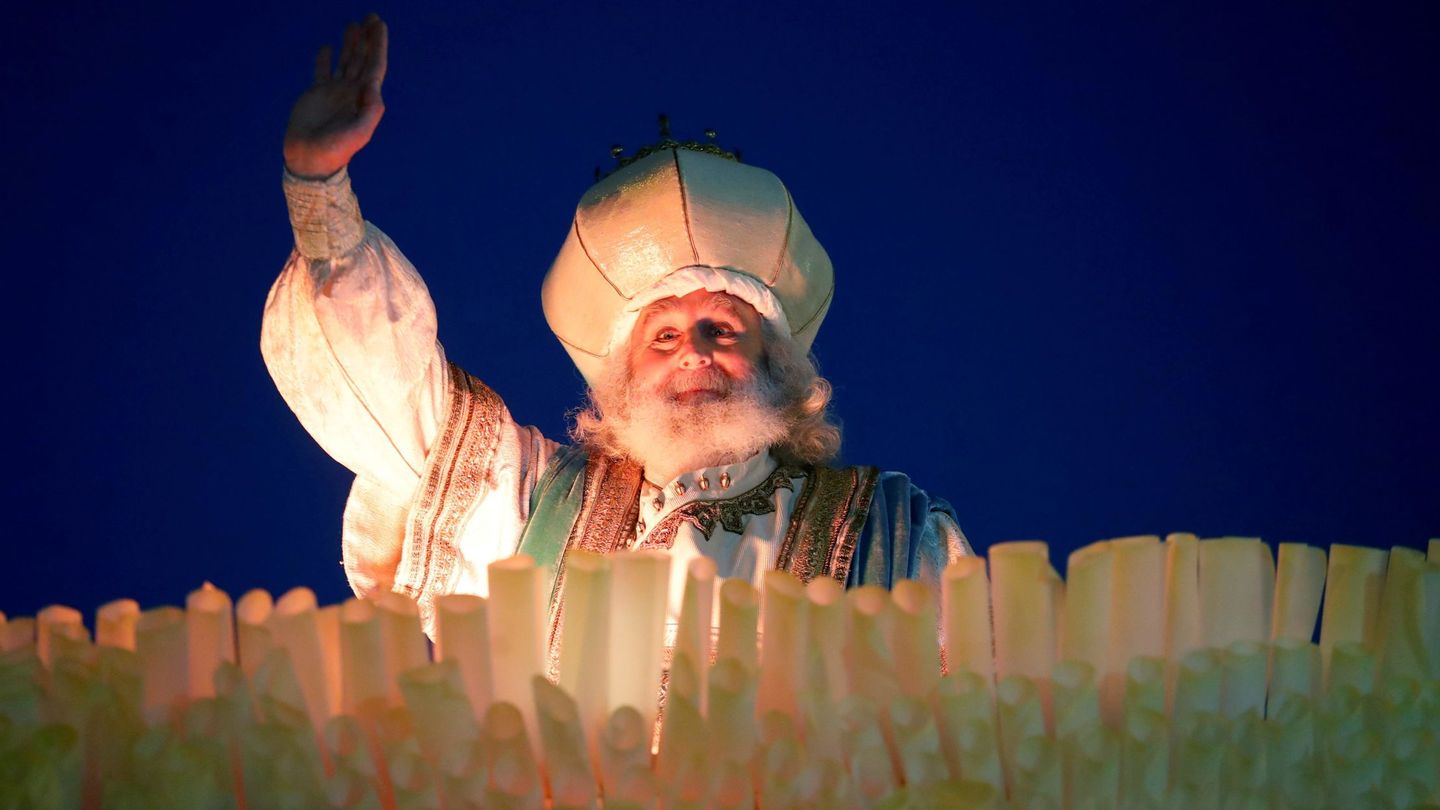Melchor saluda durante la tradicional Cabalgata de los Reyes Magos en Madrid.