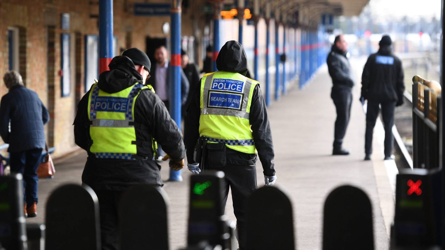 Medidas de seguridad en la estación de King's Lynn, minutos antes de la llegada de la reina Isabel. (Cordon Press)