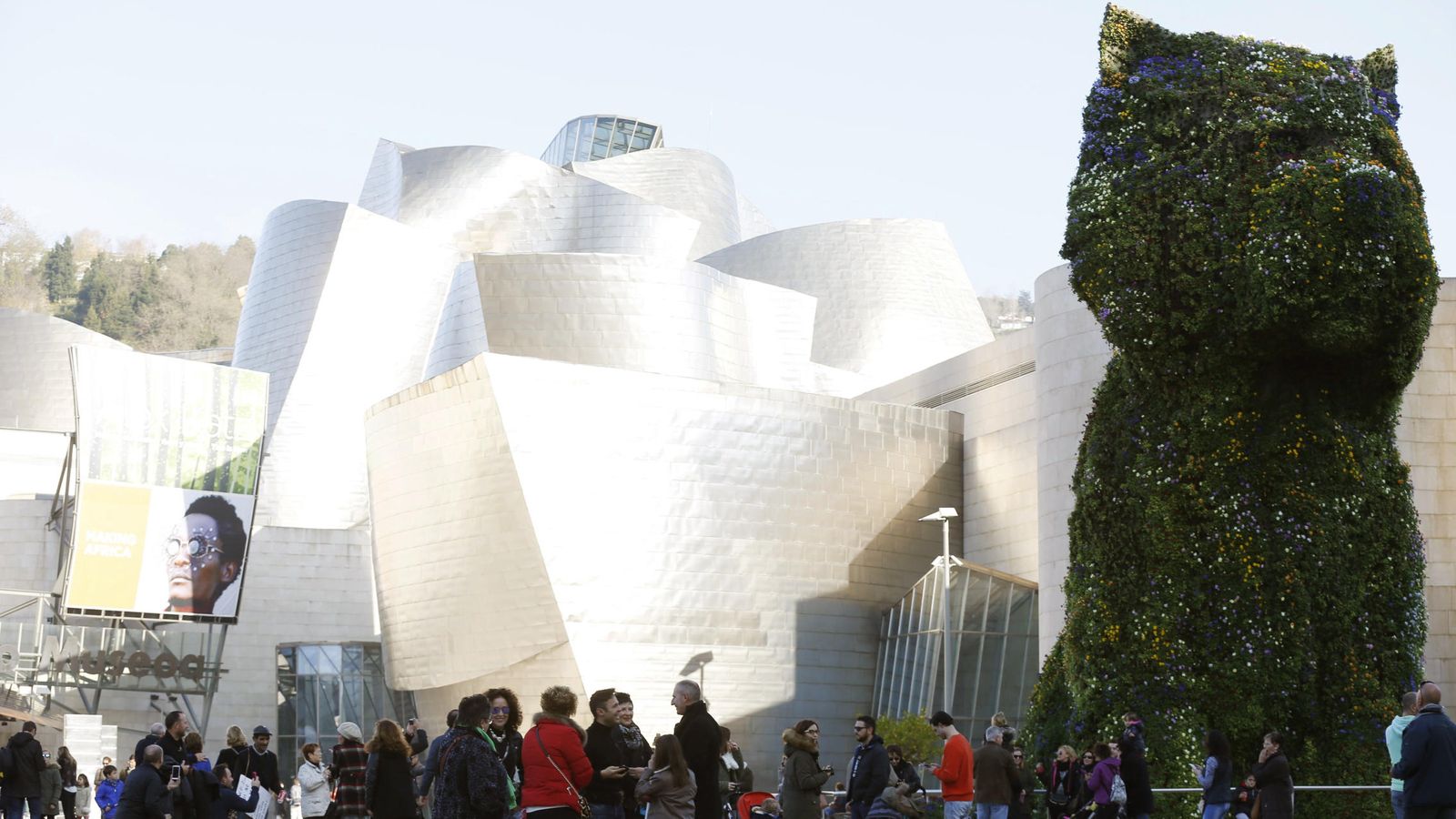 Foto: Gran afluencia de turistas en el Guggenheim de Bilbao. (EFE)